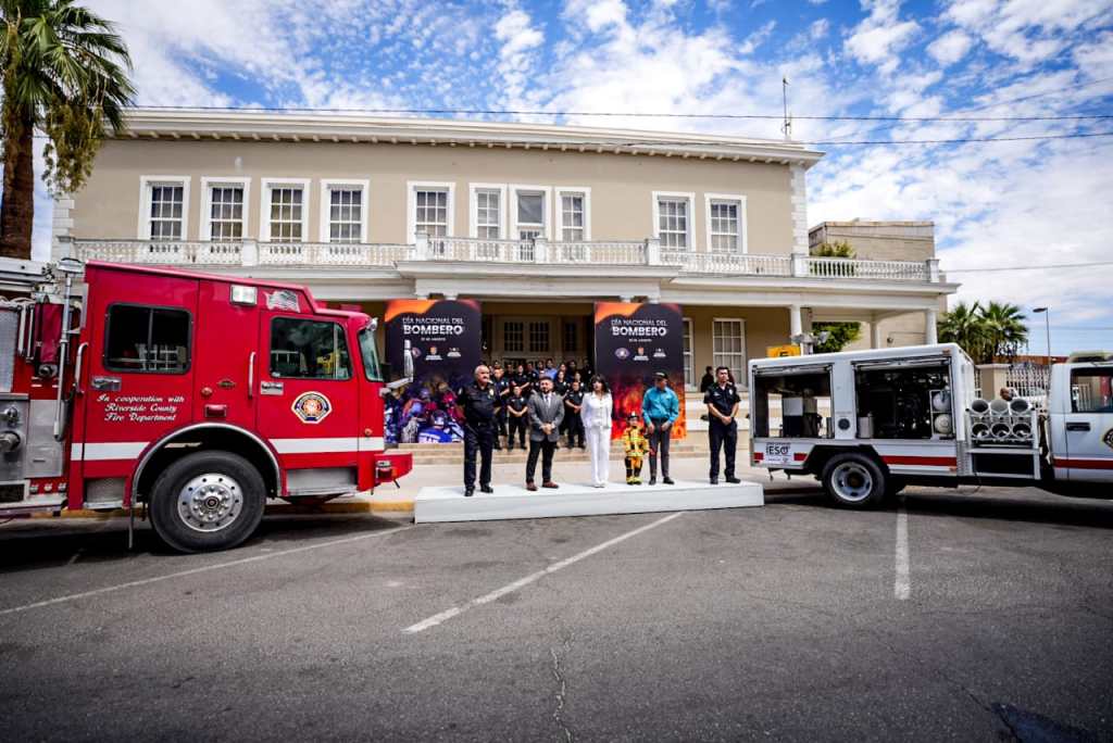 NORMA BUSTAMANTE RECONOCE EL HEROÍSMO DE LOS BOMBEROS&nbsp;MEXICALENSES