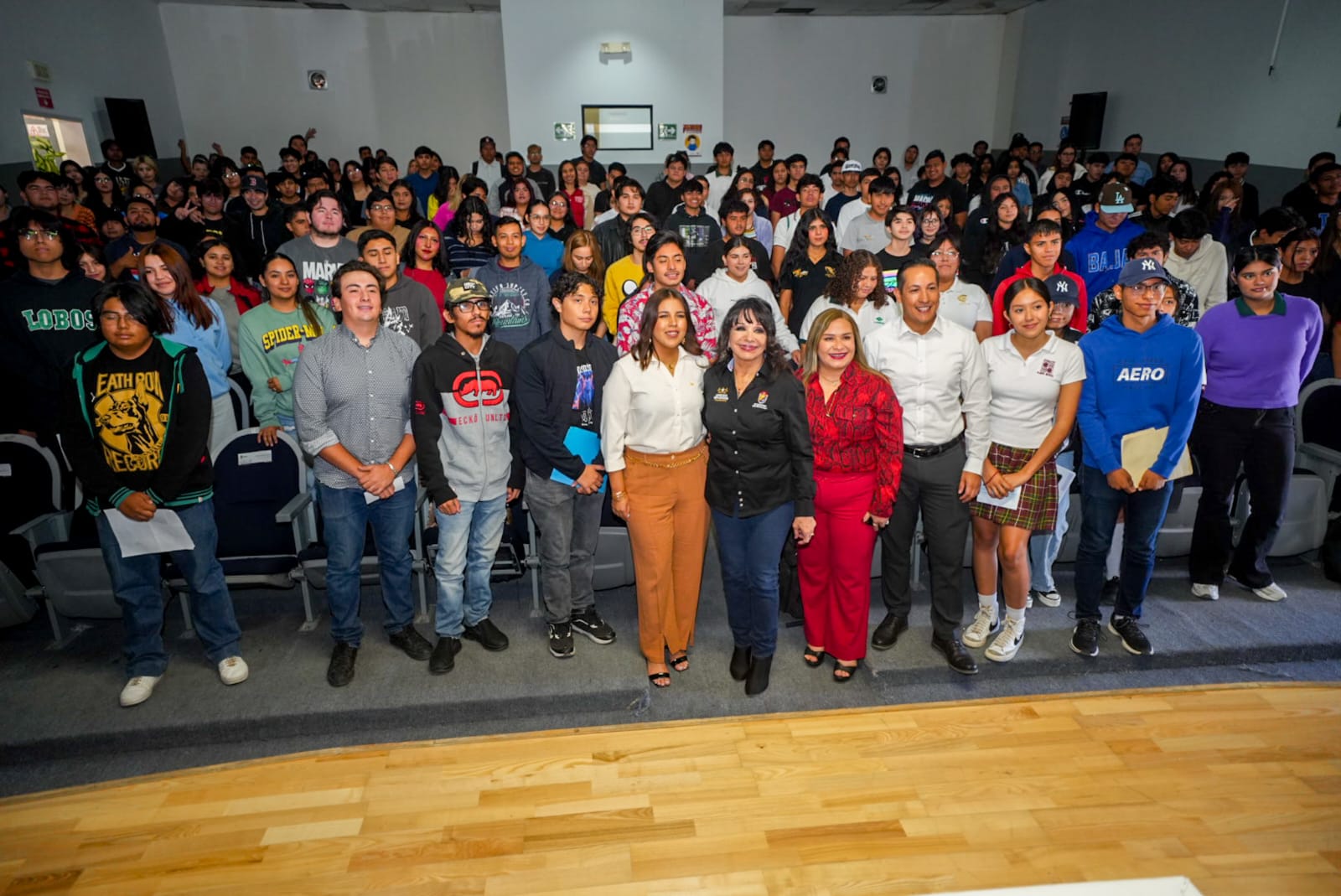 NORMA BUSTAMANTE FORTALECE LA EDUCACIÓN EN EL MUNICIPIO CON ENTREGA DE BECAS