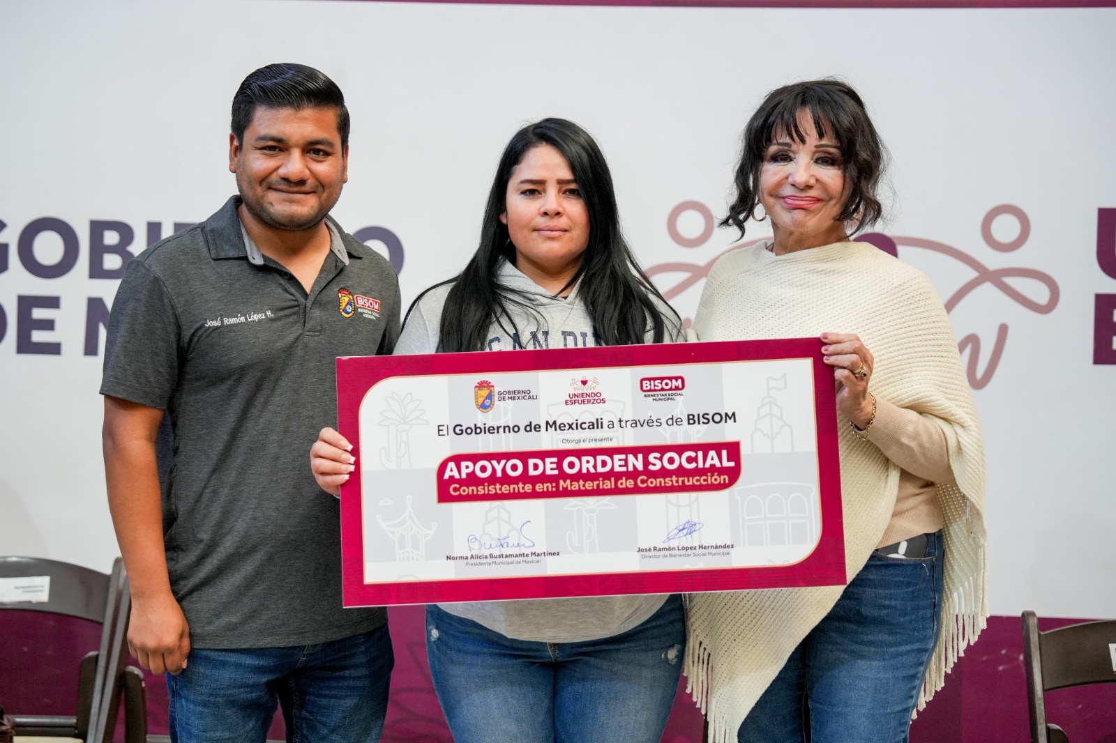MEXICALI AVANZA EN BIENESTAR SOCIAL: NORMA BUSTAMANTE ENTREGA CERCA DE 900 MIL PESOS EN APOYOS
