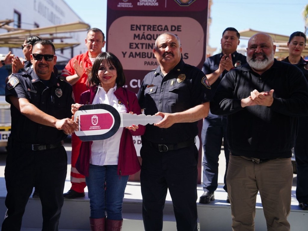 BOMBEROS DE MEXICALI RECIBEN UN REFUERZO HISTÓRICO: NORMA BUSTAMANTE ENTREGA 19&nbsp;UNIDADES