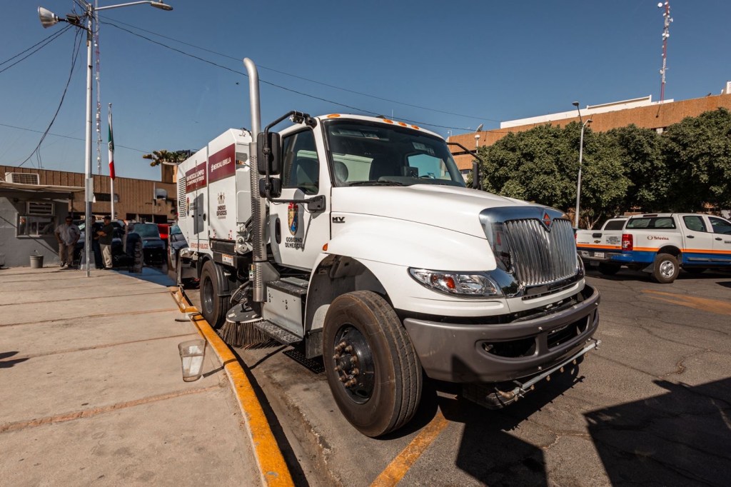 MEXICALI BRILLA: NORMA BUSTAMANTE PRESENTAN NUEVAS BARREDORAS PARA&nbsp;VIALIDADES