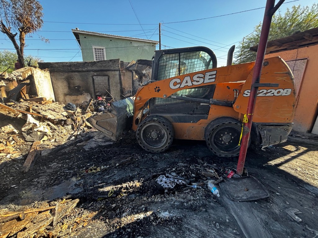 APOYO A FAMILIAS AFECTADAS: GOBIERNO DE MEXICALI REALIZA LIMPIEZA GRATUITA TRAS&nbsp;INCENDIO