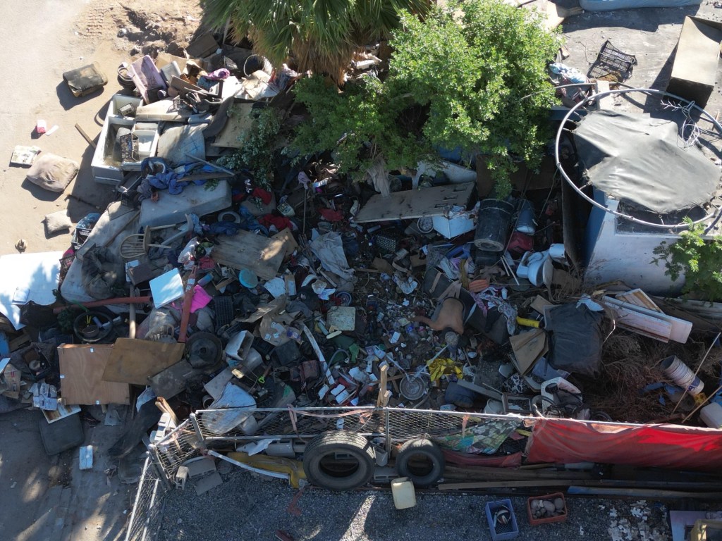 OPERATIVO CERO TOLERANCIA: GOBIERNO DE MEXICALI RETIRA BASURA DE UNA VIVIENDA EN CASA&nbsp;DIGNA