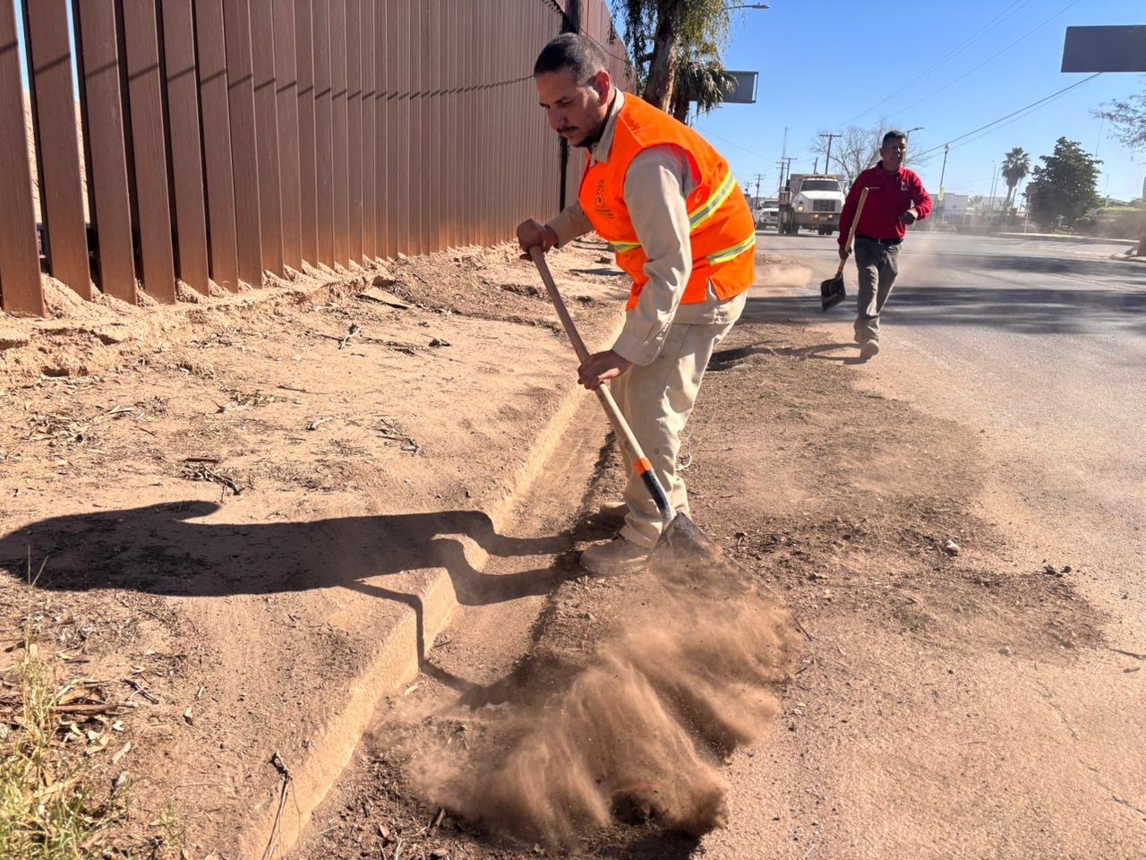 ⚠️🚧 ¡Precaución! Gobierno de Mexicali trabajando.
