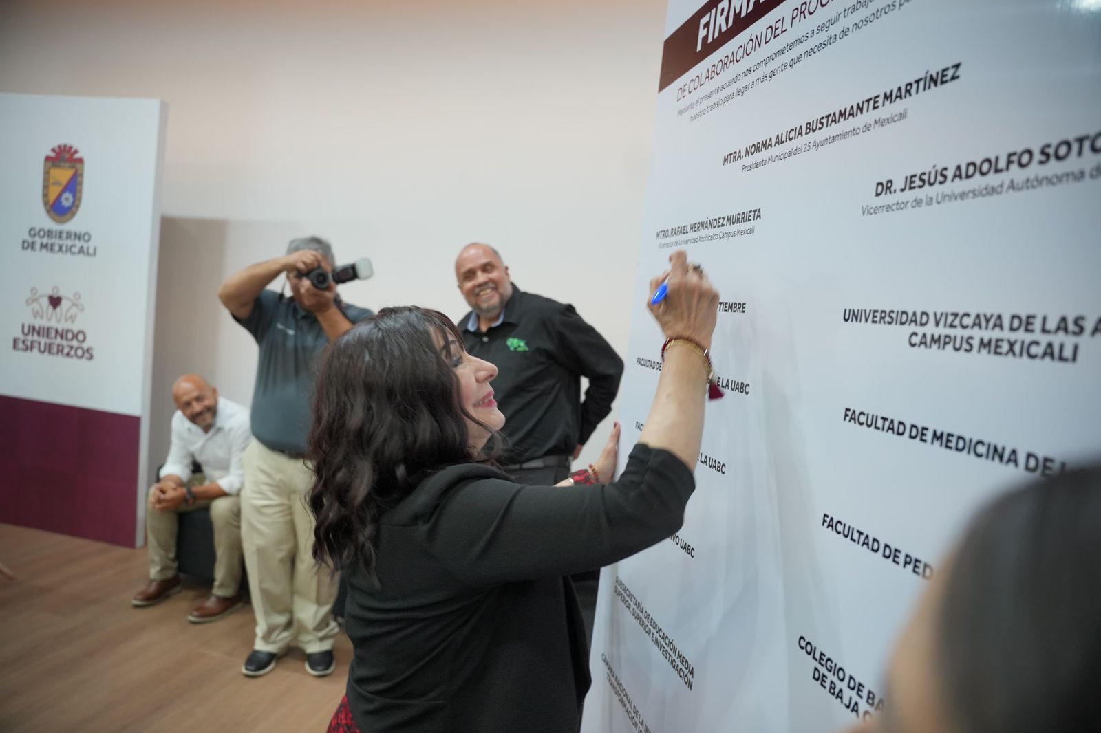 FIRMA NORMA BUSTAMANTE CONVENIO PARA FORTALECER LA CULTURA FÍSICA Y LA SALUD