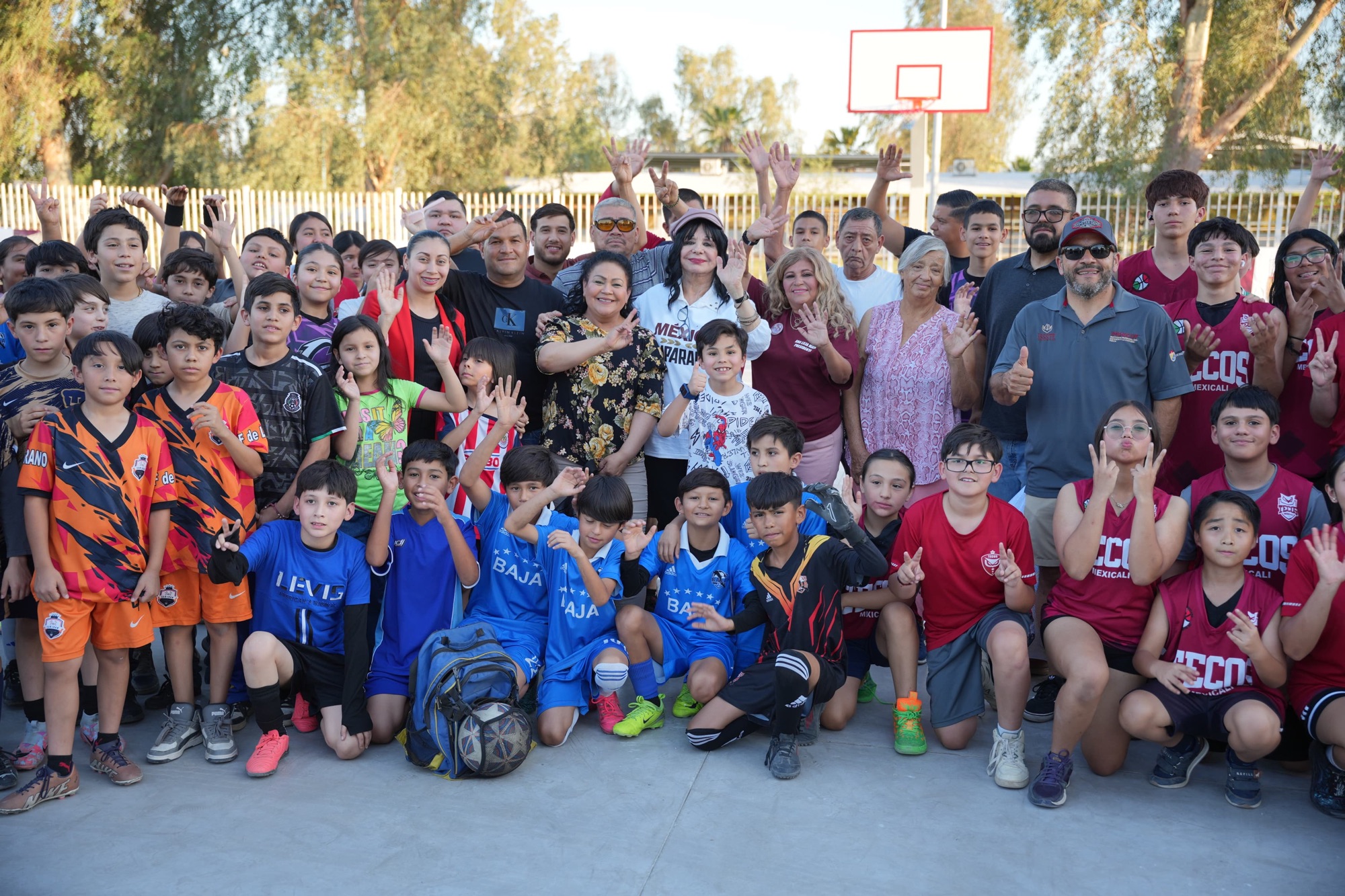 BENEFICIAN NORMA BUSTAMANTE A FAMILIAS DE PUEBLO NUEVO CON ENTREGA DE UNIDAD DEPORTIVA